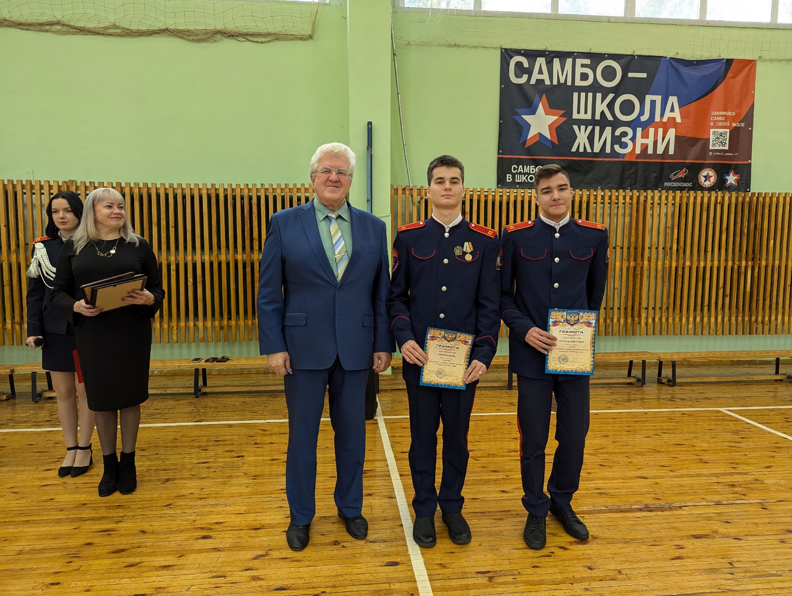 Поднятие флага Российской Федерации.