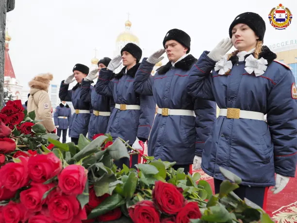 Церемония возложения цветов.
