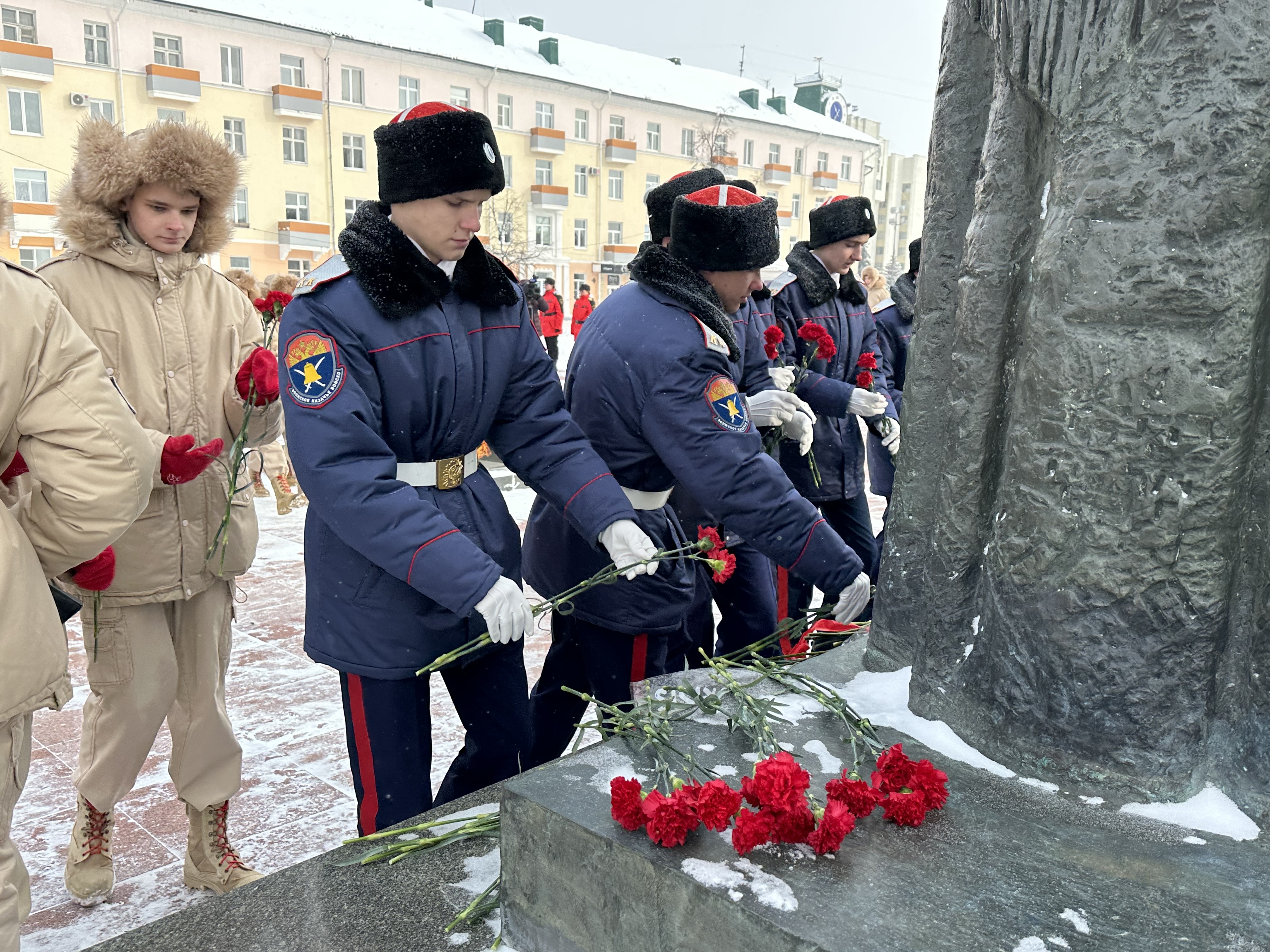 Церемония возложения цветов к памятнику воинам – уроженцам Мордовии, погибшим в годы Великой Отечественной войны.