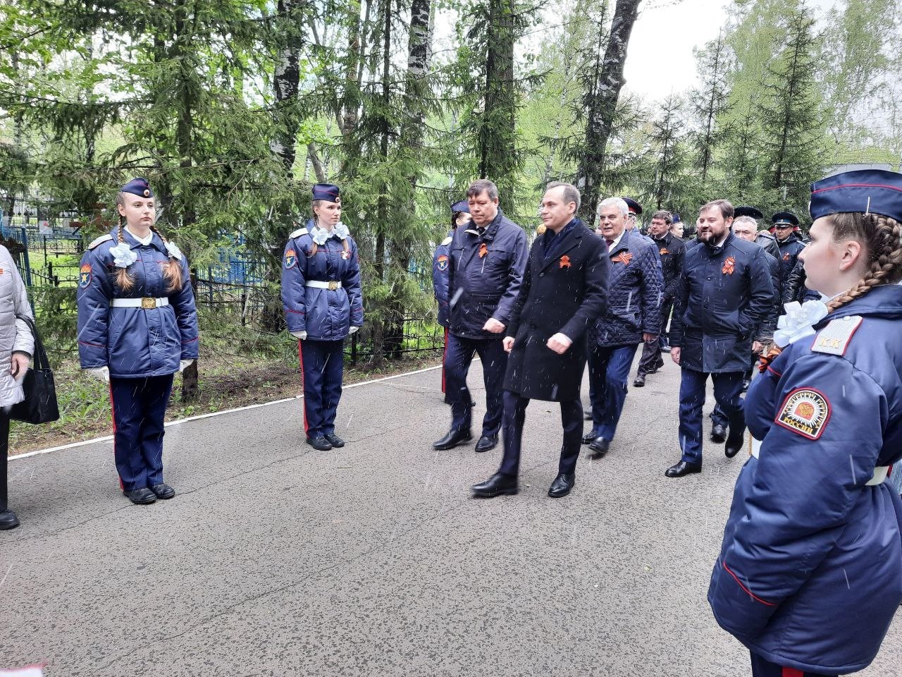 Торжественная церемония возложения цветов к братским могилам воинов.