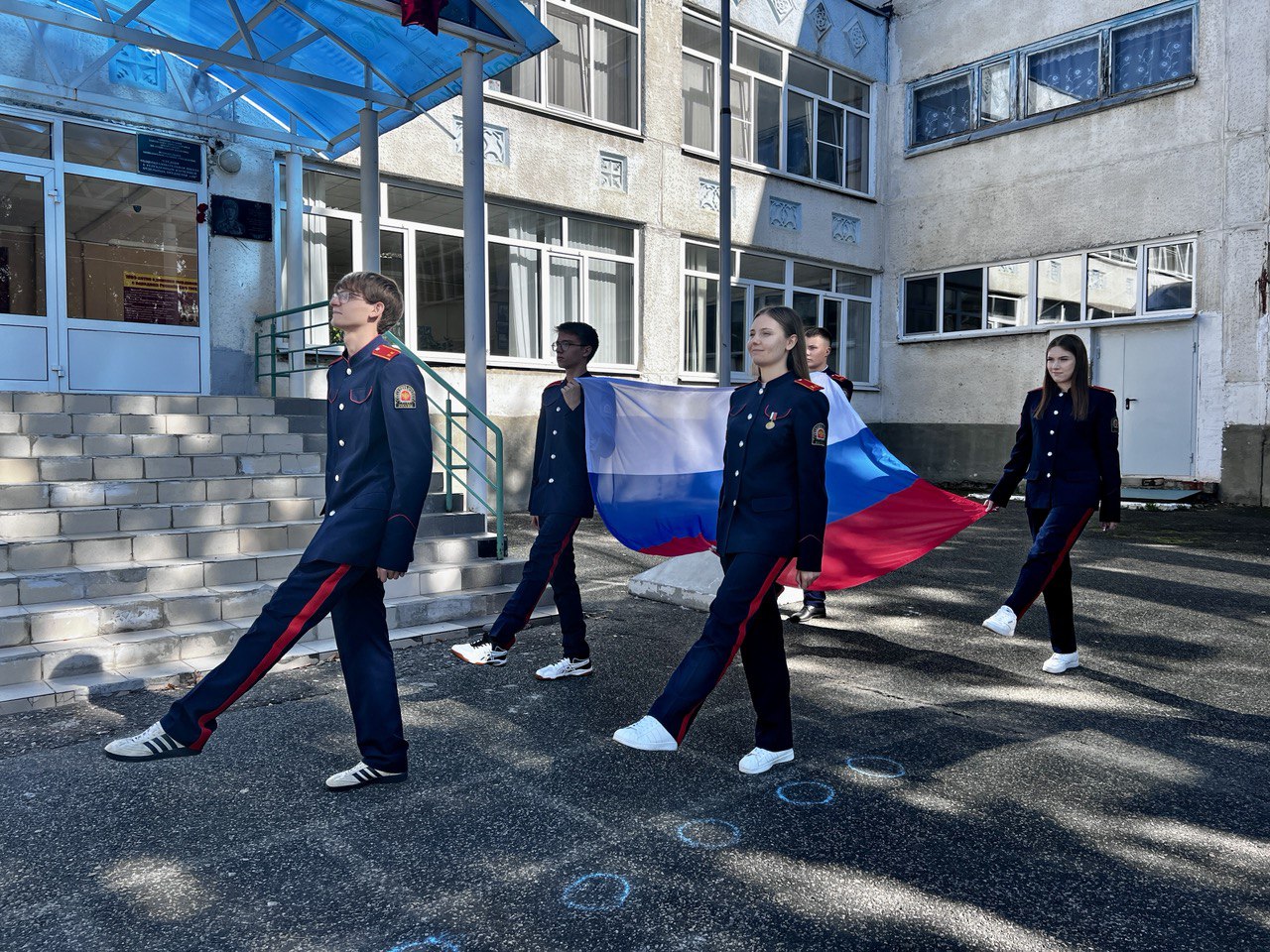 Церемония спуска Государственного Флага РФ.