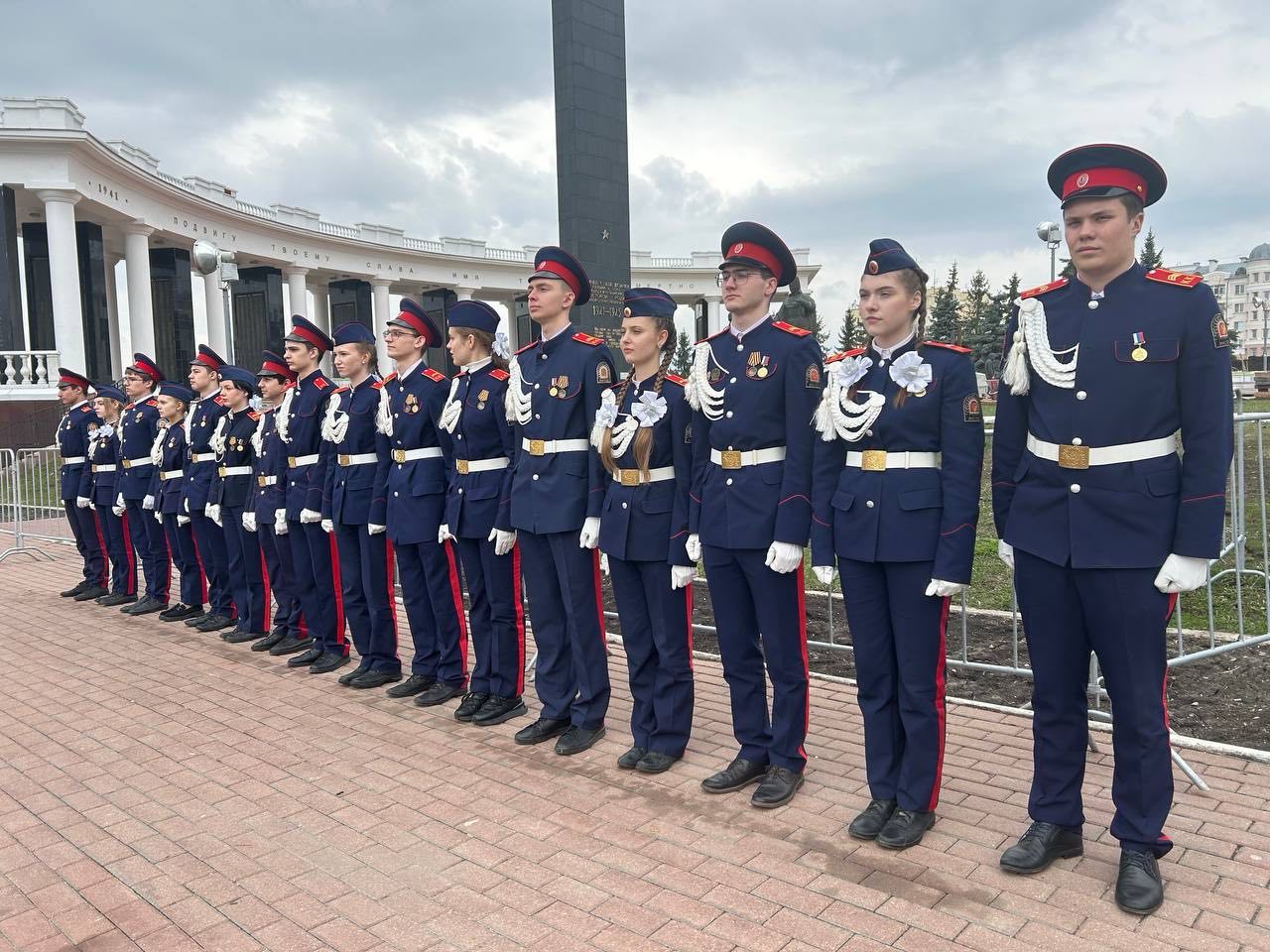 Церемония возложения цветов.