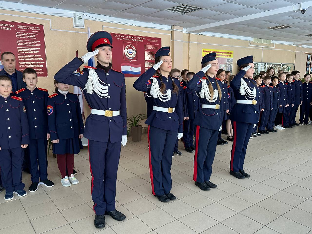 Торжественная церемония поднятия государственного флага Российской Федерации.