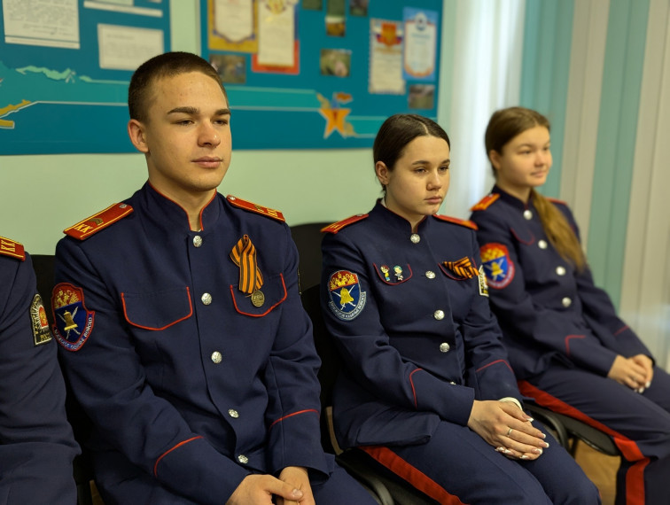 Поднятие флага Российской Федерации.